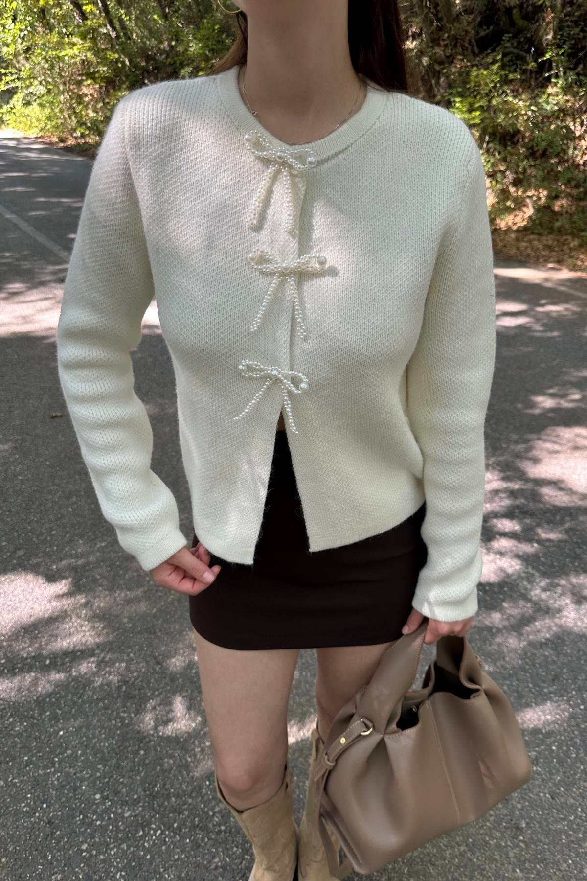İNCİ FİYONK AKSESUARLI TRIKO HIRKA