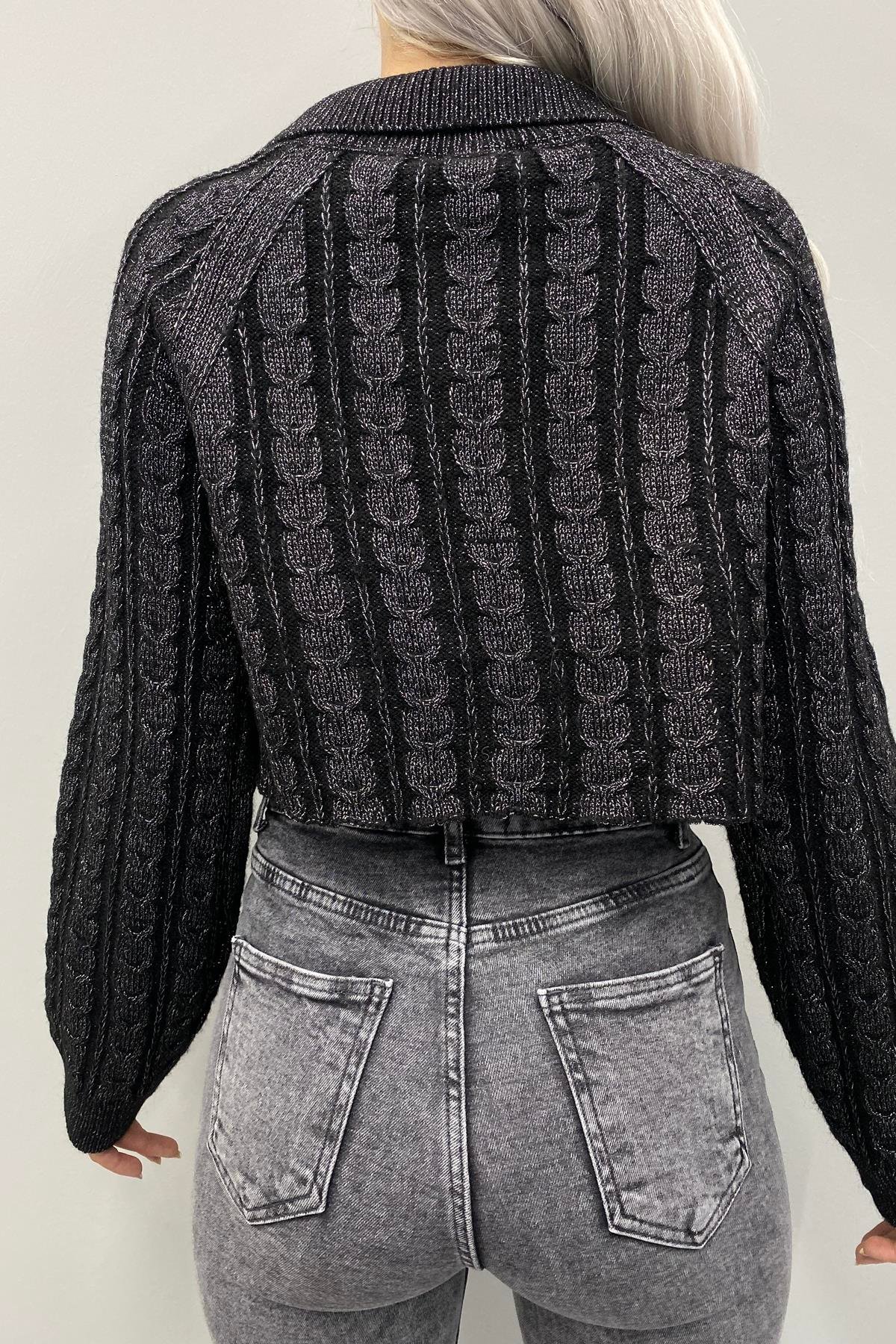 POLO YAKA DÜĞMELİ SİMLİ CROP HIRKA