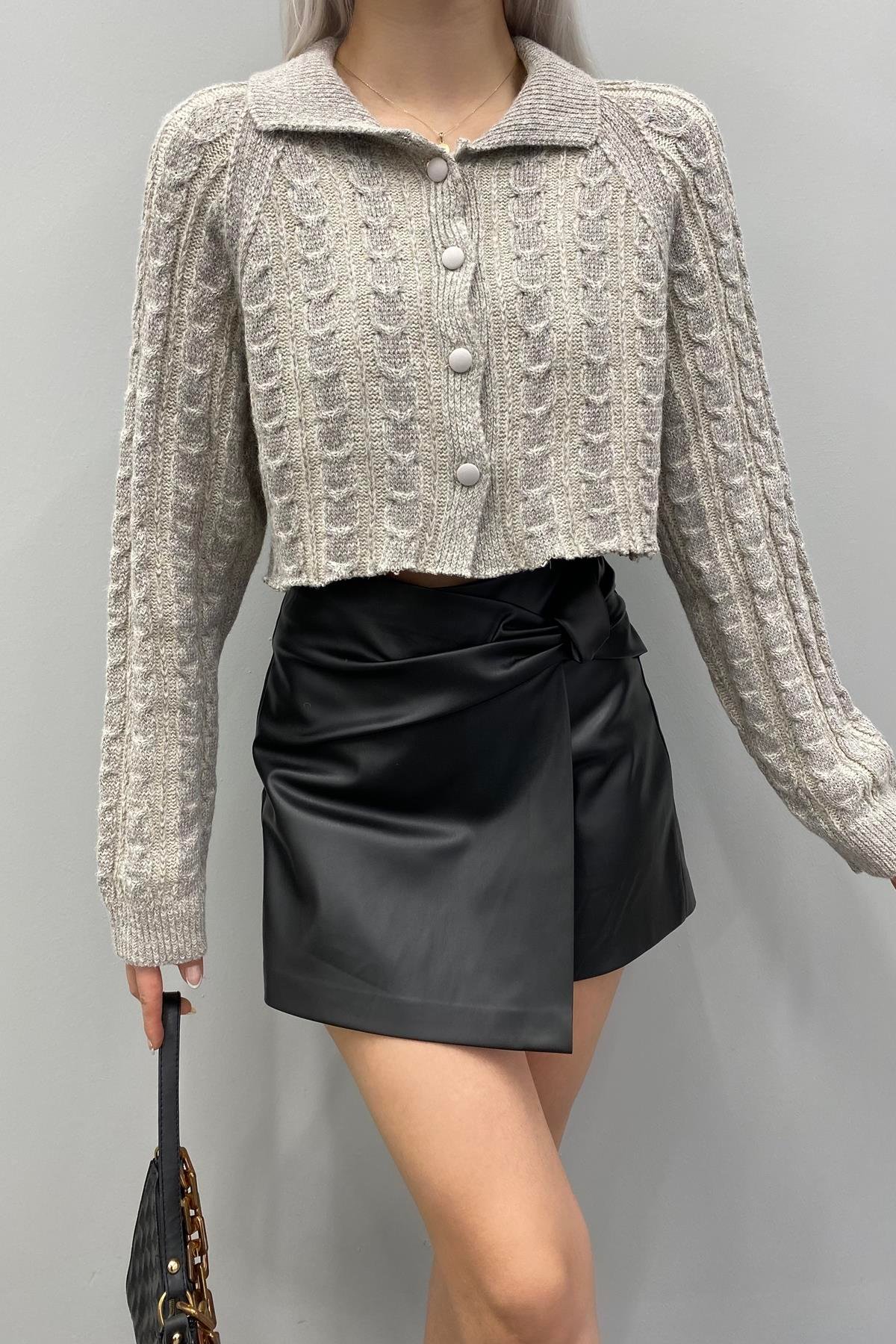 POLO YAKA DÜĞMELİ SİMLİ CROP HIRKA