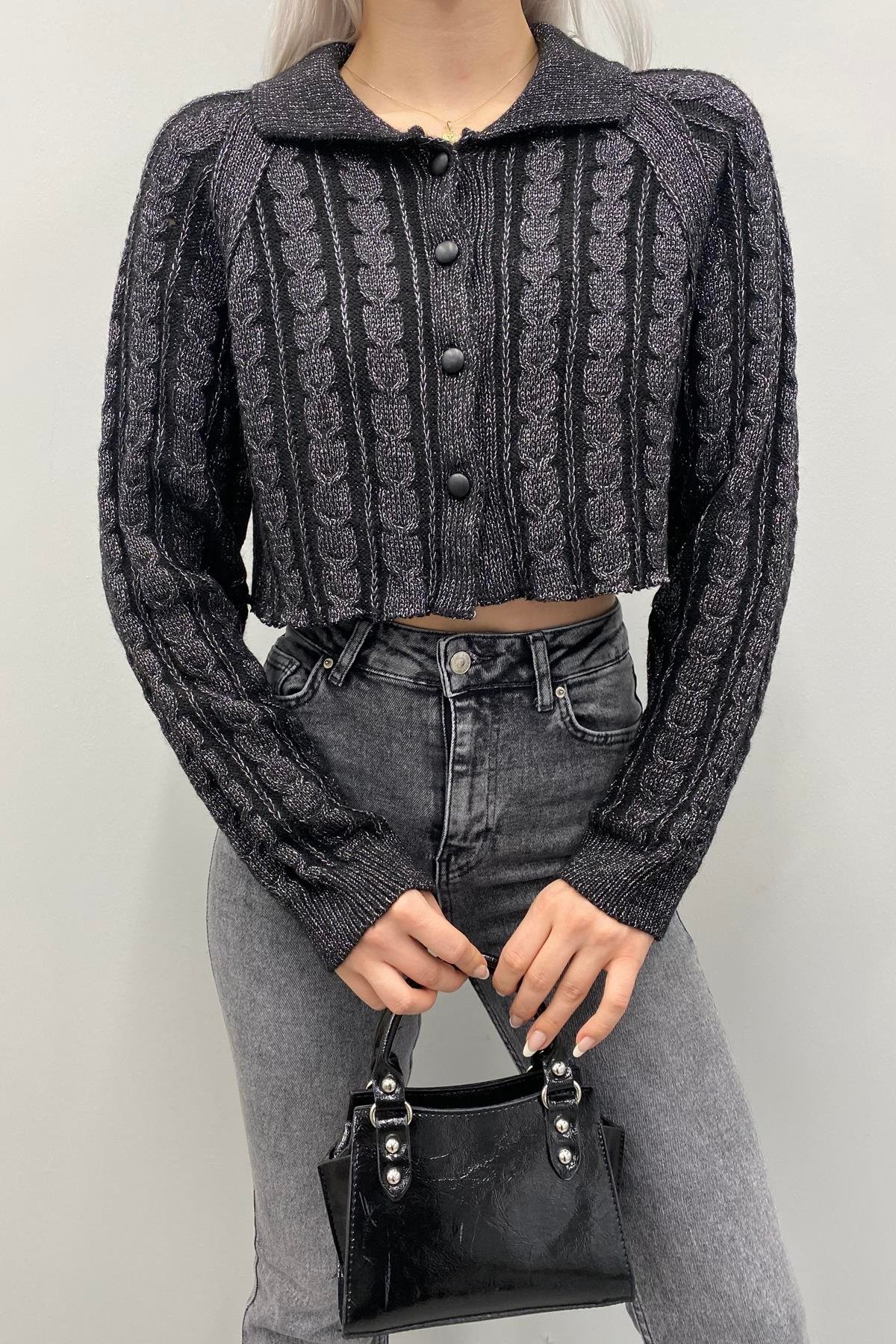 POLO YAKA DÜĞMELİ SİMLİ CROP HIRKA