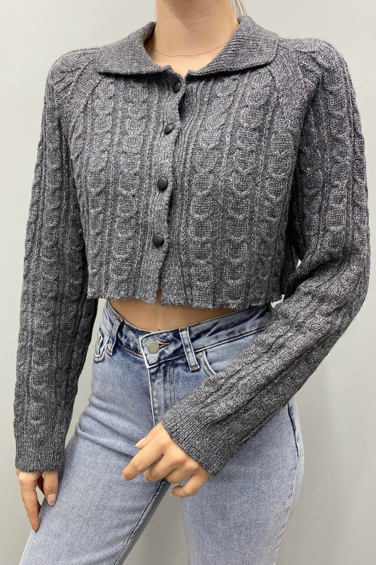 POLO YAKA DÜĞMELİ SİMLİ CROP HIRKA