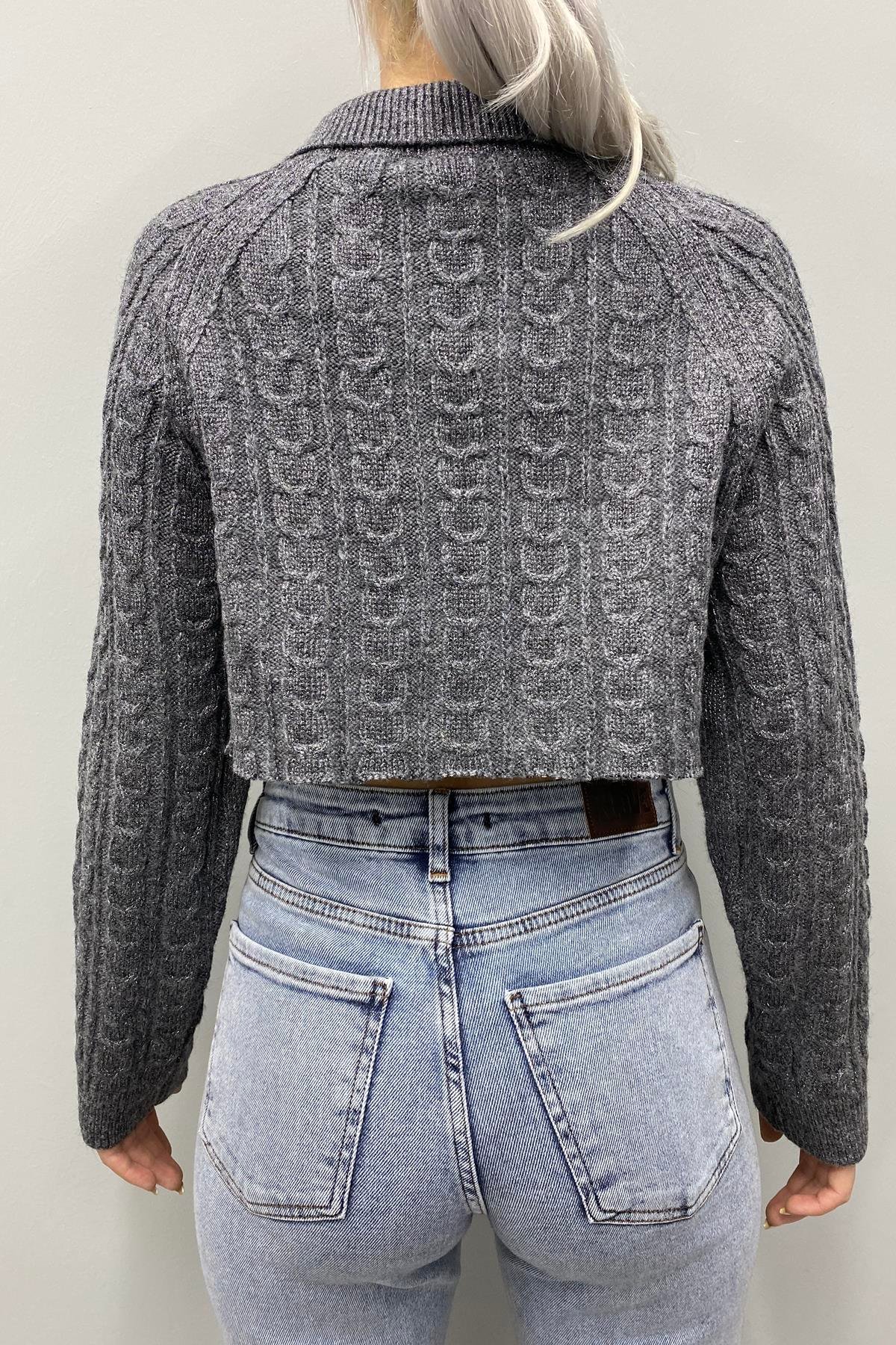 POLO YAKA DÜĞMELİ SİMLİ CROP HIRKA