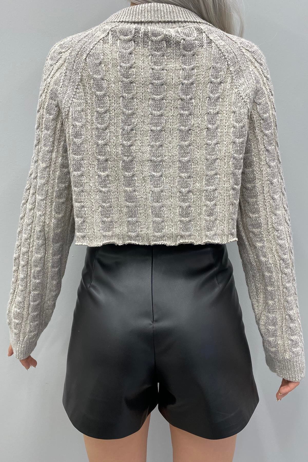 POLO YAKA DÜĞMELİ SİMLİ CROP HIRKA