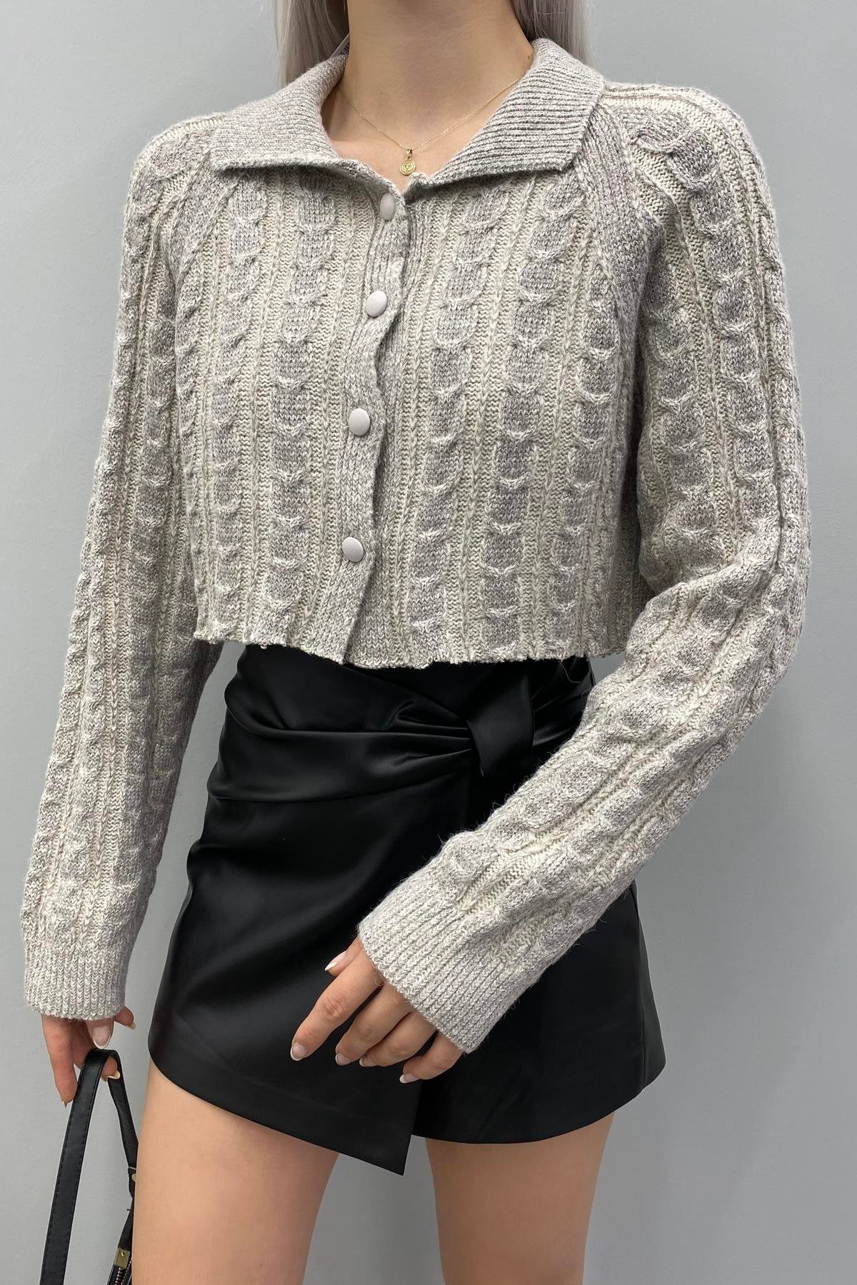 POLO YAKA DÜĞMELİ SİMLİ CROP HIRKA