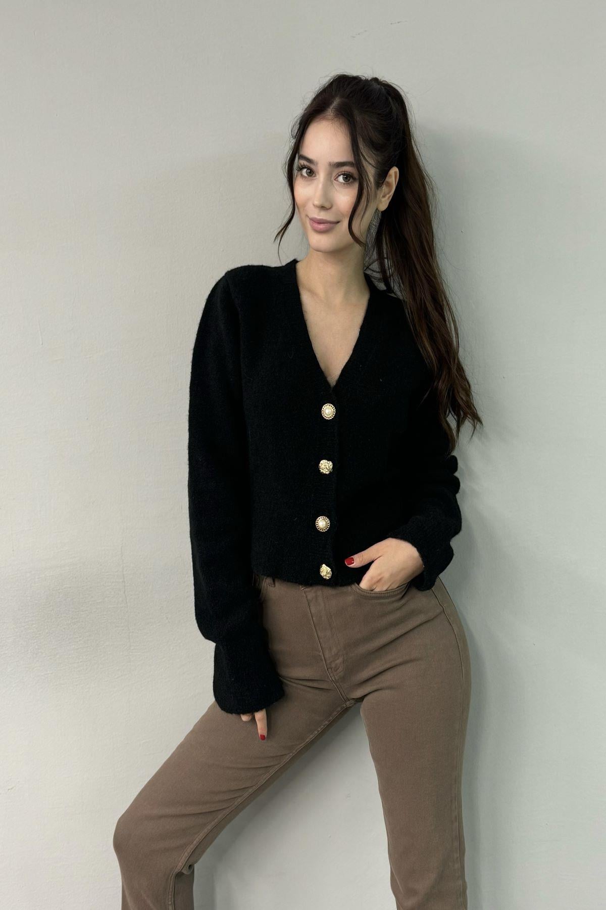 V YAKA DÜĞMELİ TRIKO HIRKA