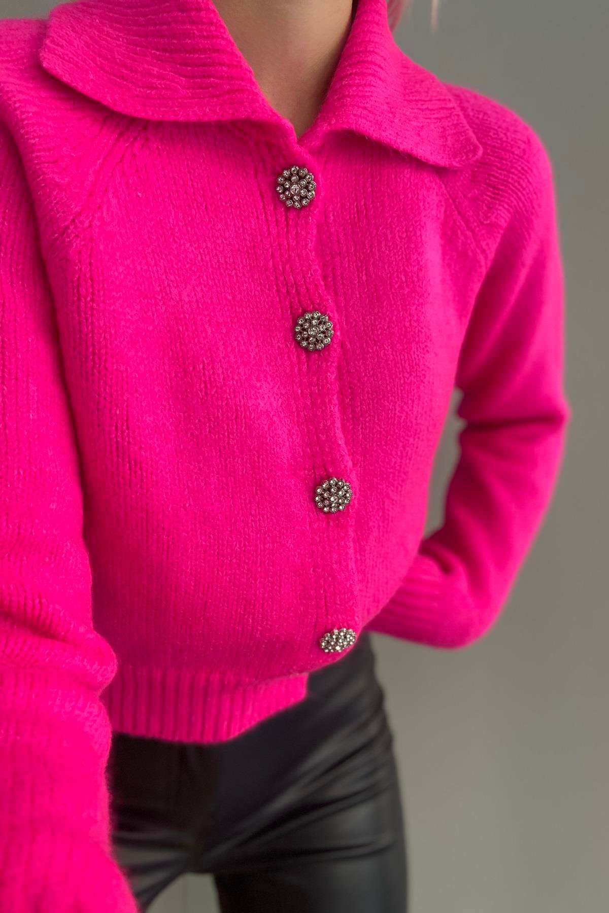 YAKALI TAŞ DÜĞMELİ CROP HIRKA