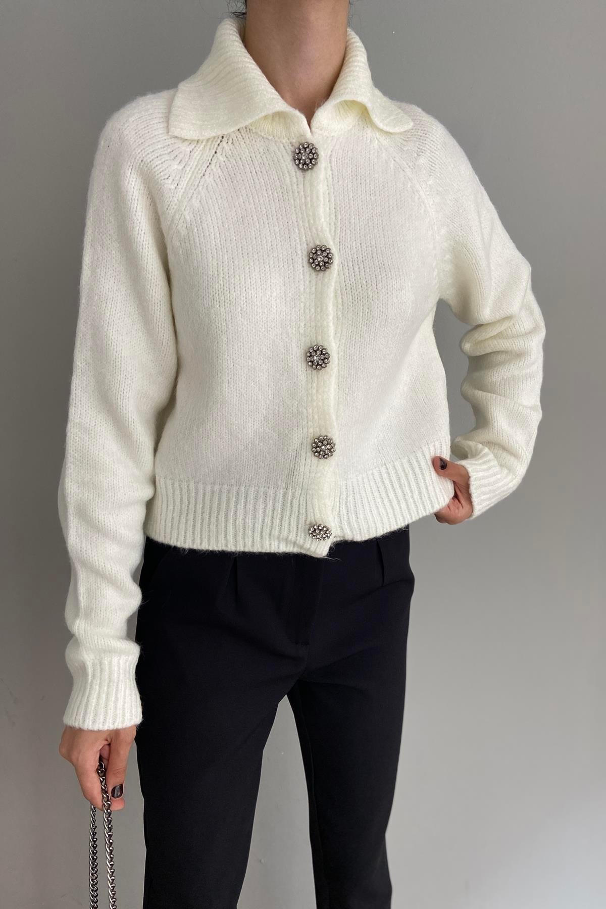 YAKALI TAŞ DÜĞMELİ CROP HIRKA
