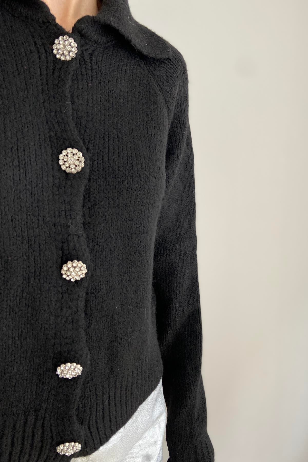 YAKALI TAŞ DÜĞMELİ CROP HIRKA