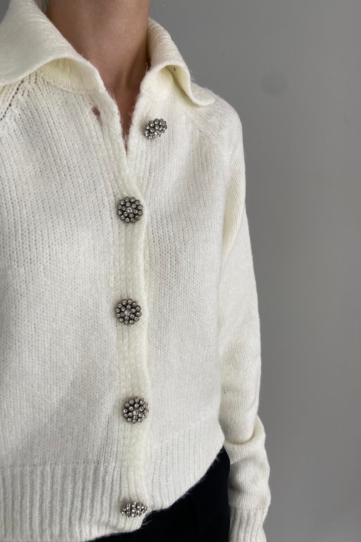 YAKALI TAŞ DÜĞMELİ CROP HIRKA