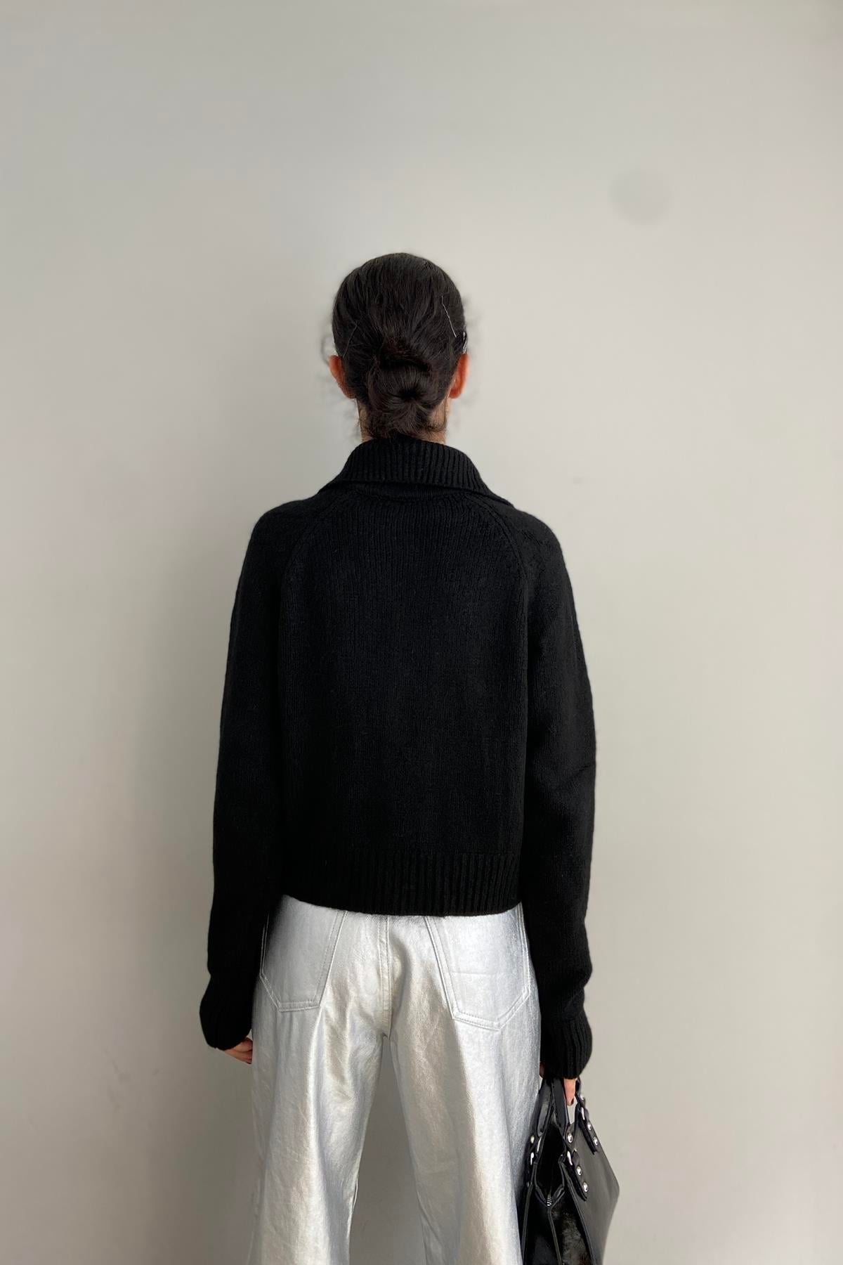 YAKALI TAŞ DÜĞMELİ CROP HIRKA