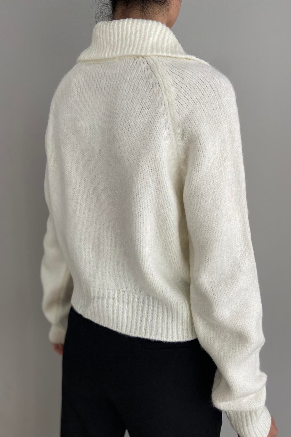 YAKALI TAŞ DÜĞMELİ CROP HIRKA
