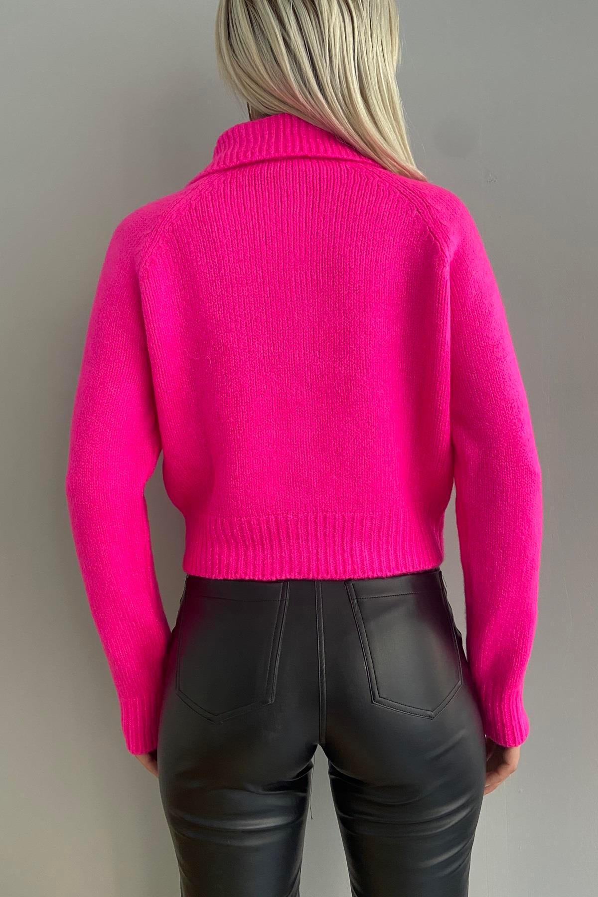 YAKALI TAŞ DÜĞMELİ CROP HIRKA