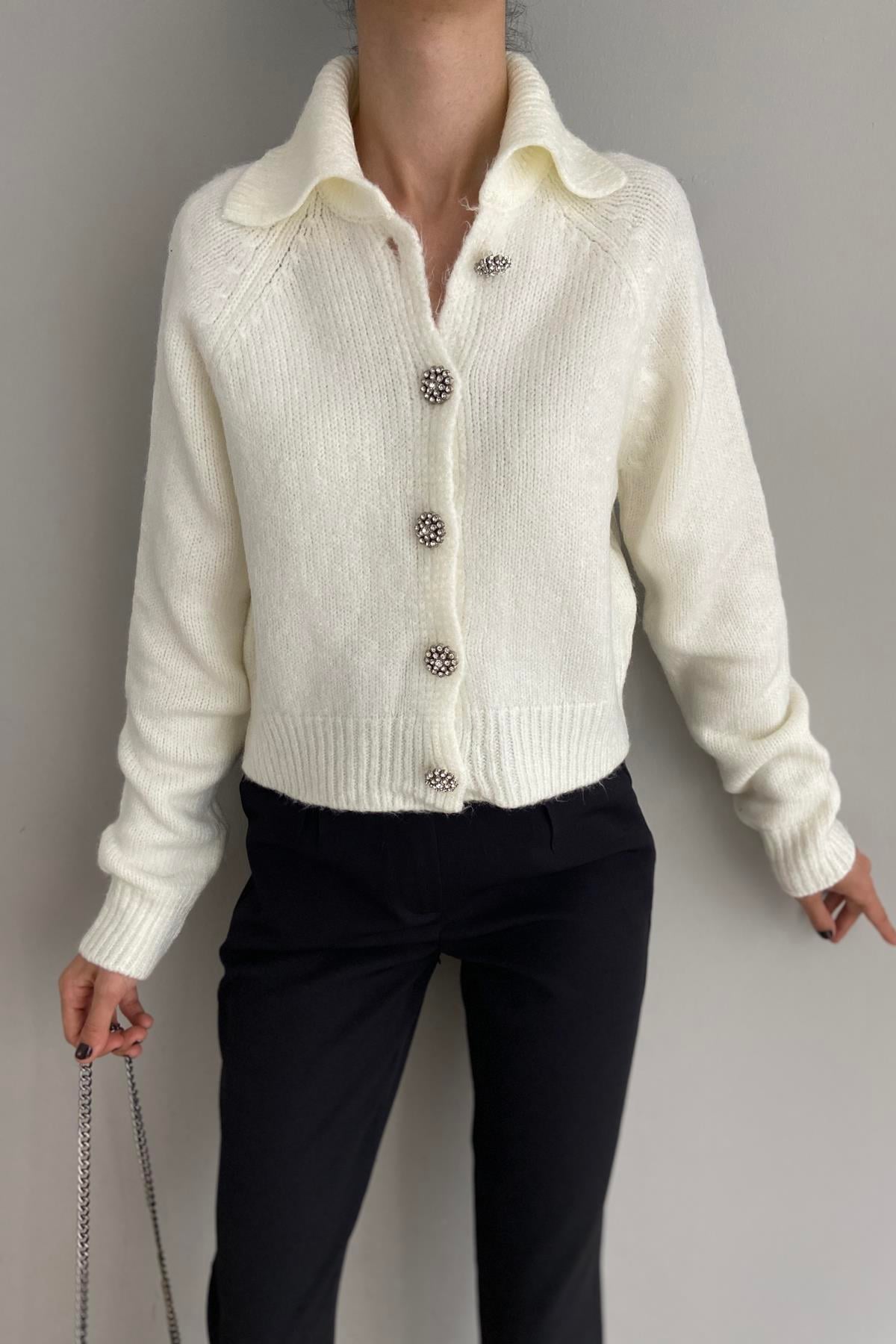 YAKALI TAŞ DÜĞMELİ CROP HIRKA