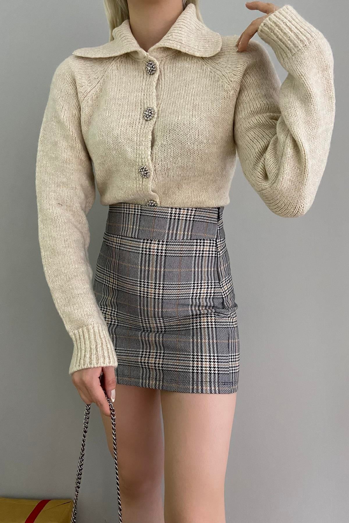 YAKALI TAŞ DÜĞMELİ CROP HIRKA