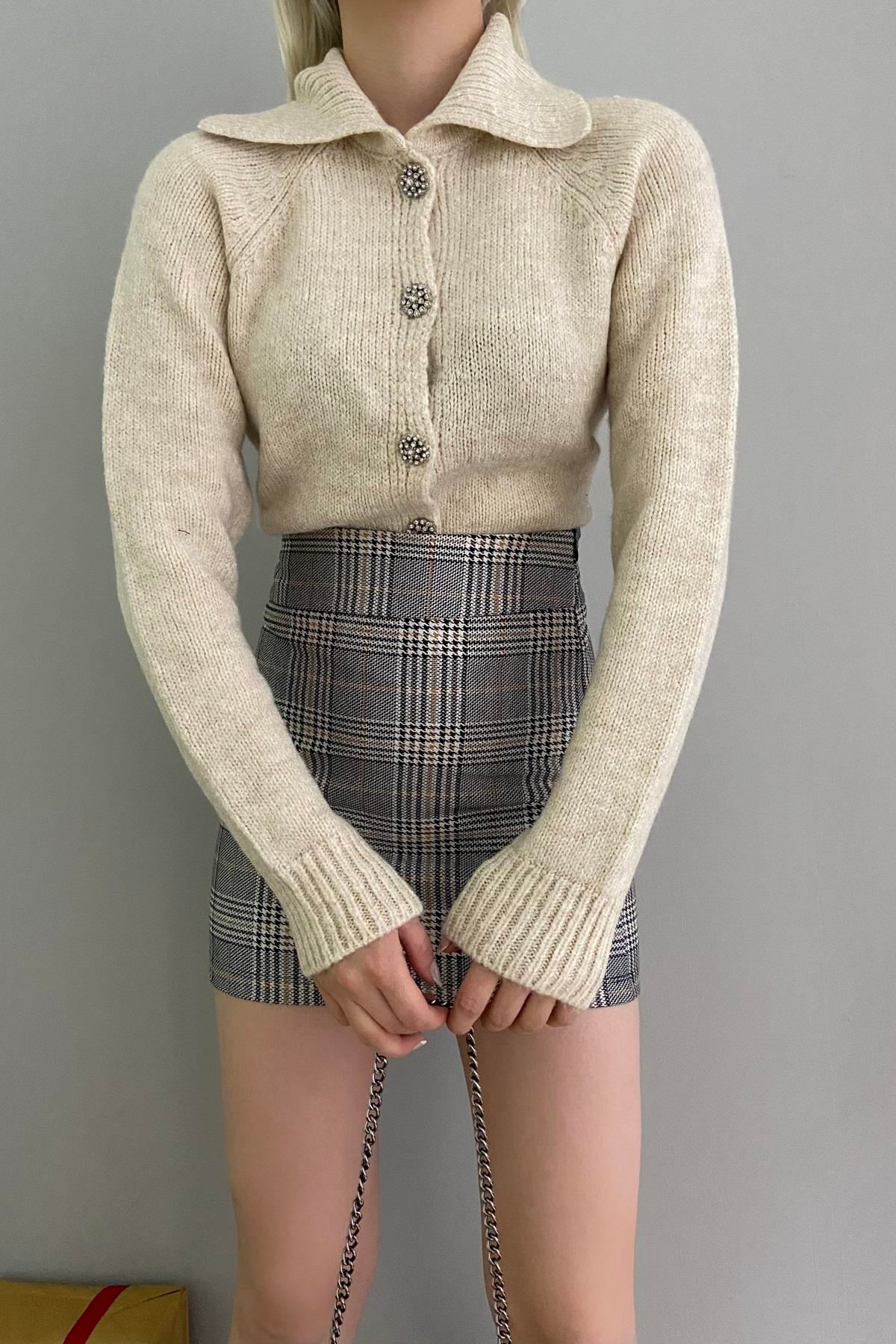YAKALI TAŞ DÜĞMELİ CROP HIRKA