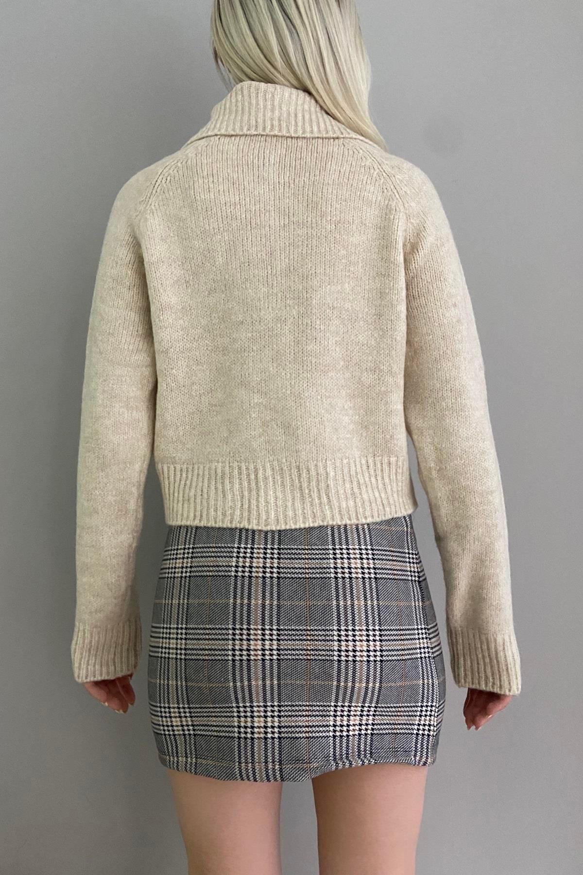 YAKALI TAŞ DÜĞMELİ CROP HIRKA