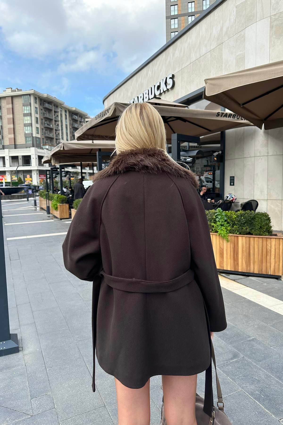 FERMUAR DETAYLI YAKASI KÜRK KISA KABAN