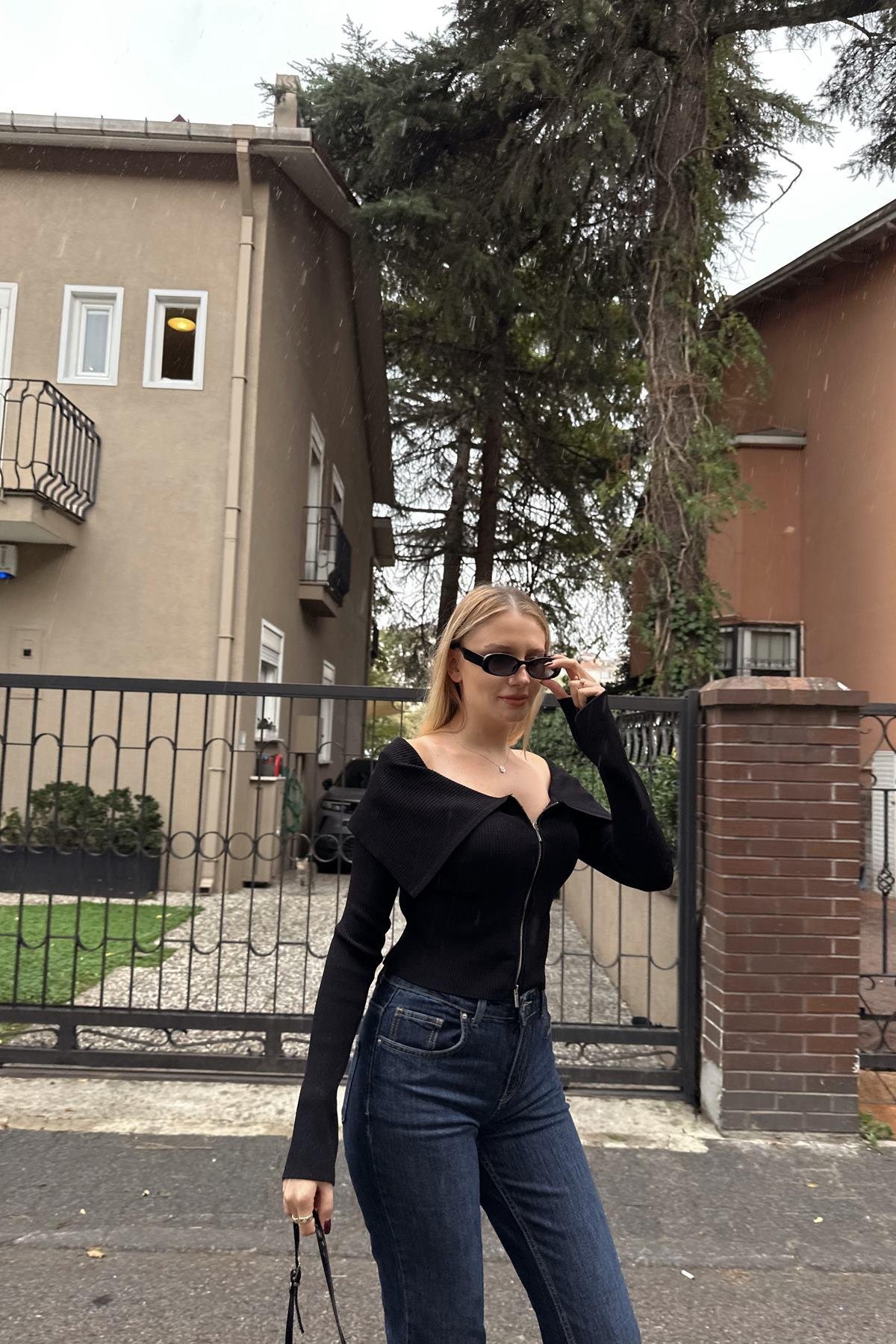 BARDOT YAKA KOL YIRTMAÇ DETAYLI FERMUARLI TRIKO