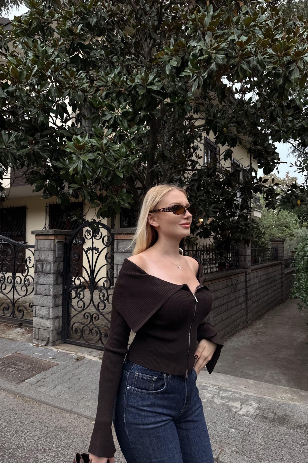 BARDOT YAKA KOL YIRTMAÇ DETAYLI FERMUARLI TRIKO