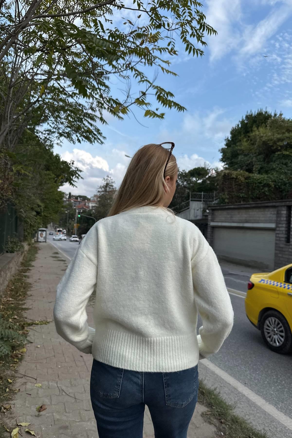 BİSİKLET YAKA FULAR DETAYLI TRIKO KAZAK