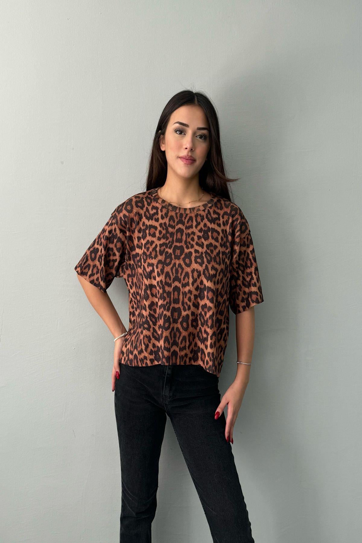 BİSİKLET YAKA LEOPAR BASKILI TRIKO BLUZ
