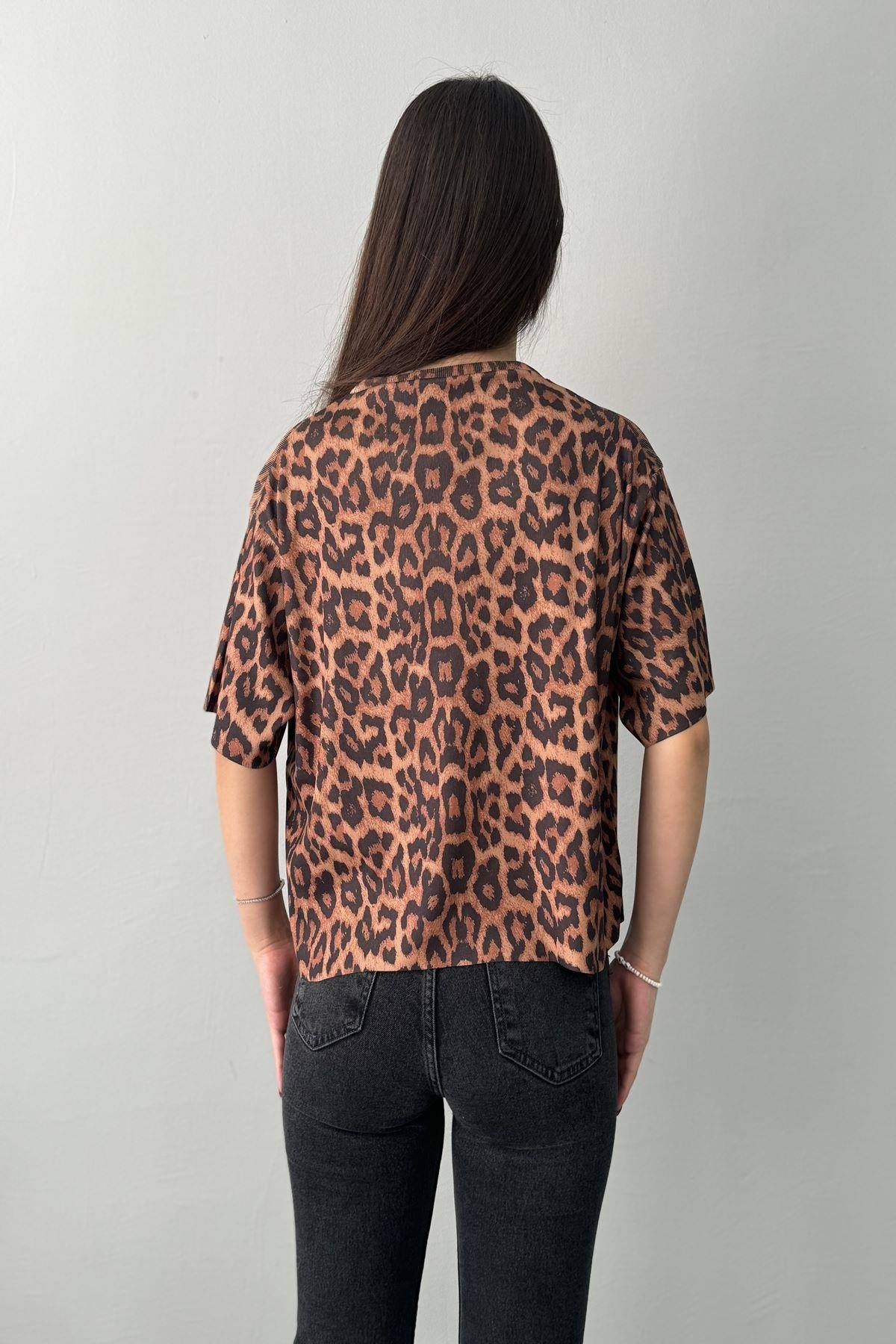 BİSİKLET YAKA LEOPAR BASKILI TRIKO BLUZ