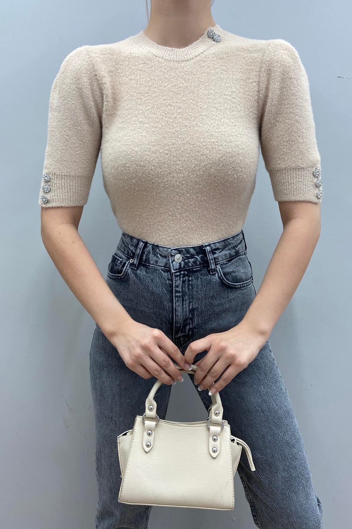 BİSİKLET YAKA TAŞ DÜĞME DETAY KAZAK