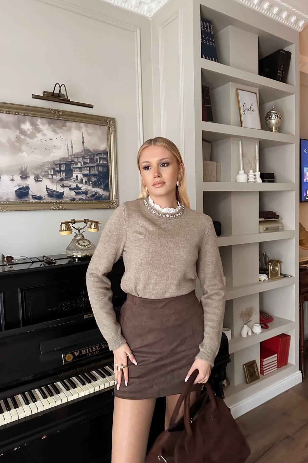 BİSİKLET YAKA TAŞ VE GÜPÜR DETAY TRIKO KAZAK