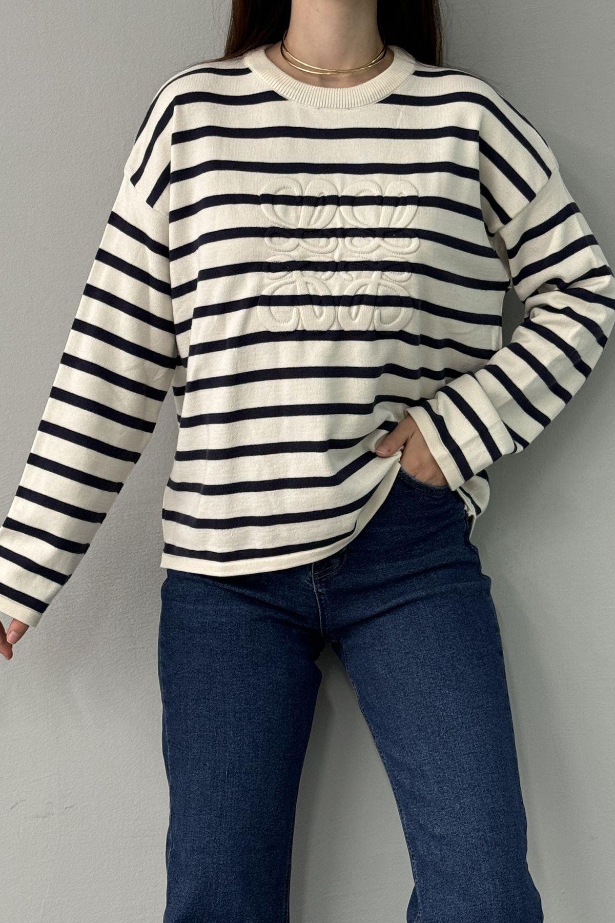 ÇİZGİ DETAY KABARTMA DESEN TRIKO KAZAK