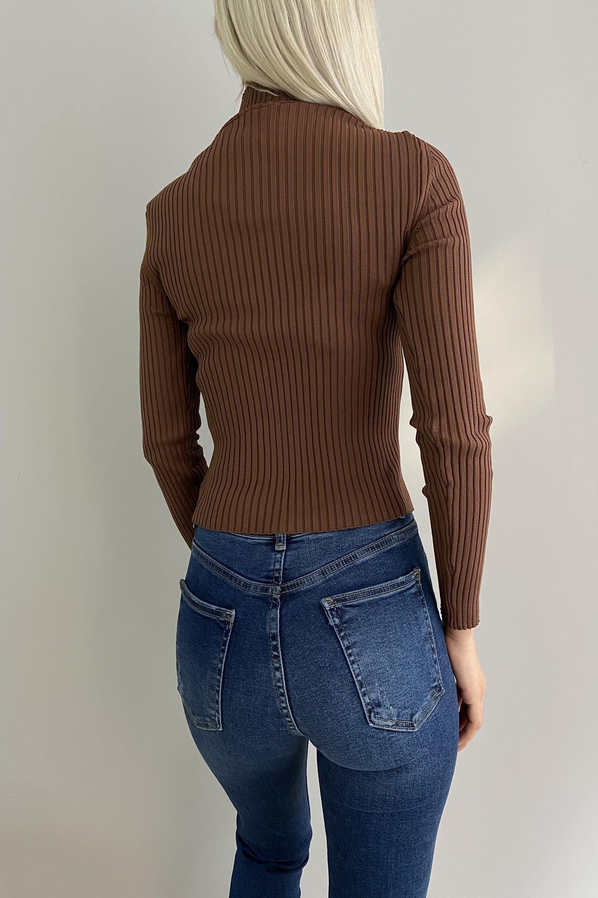 DİK YAKA ACURLU TAŞLI TRIKO