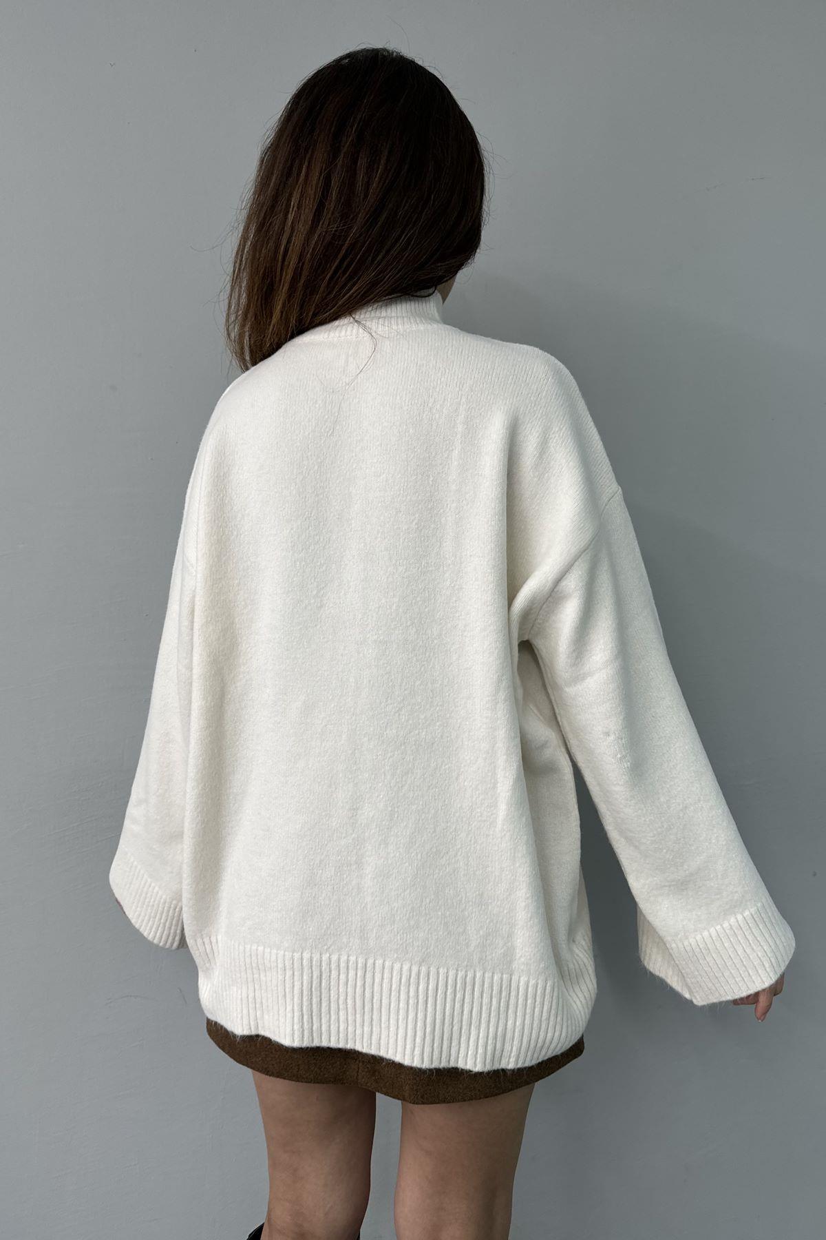 DİK YAKA OVERSIZE TRIKO KAZAK