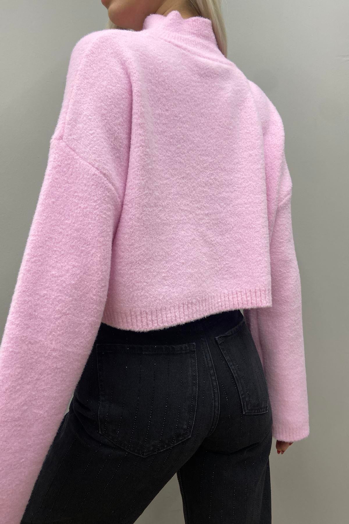 DİK YAKA YUMOŞ DOKULU CROP KAZAK
