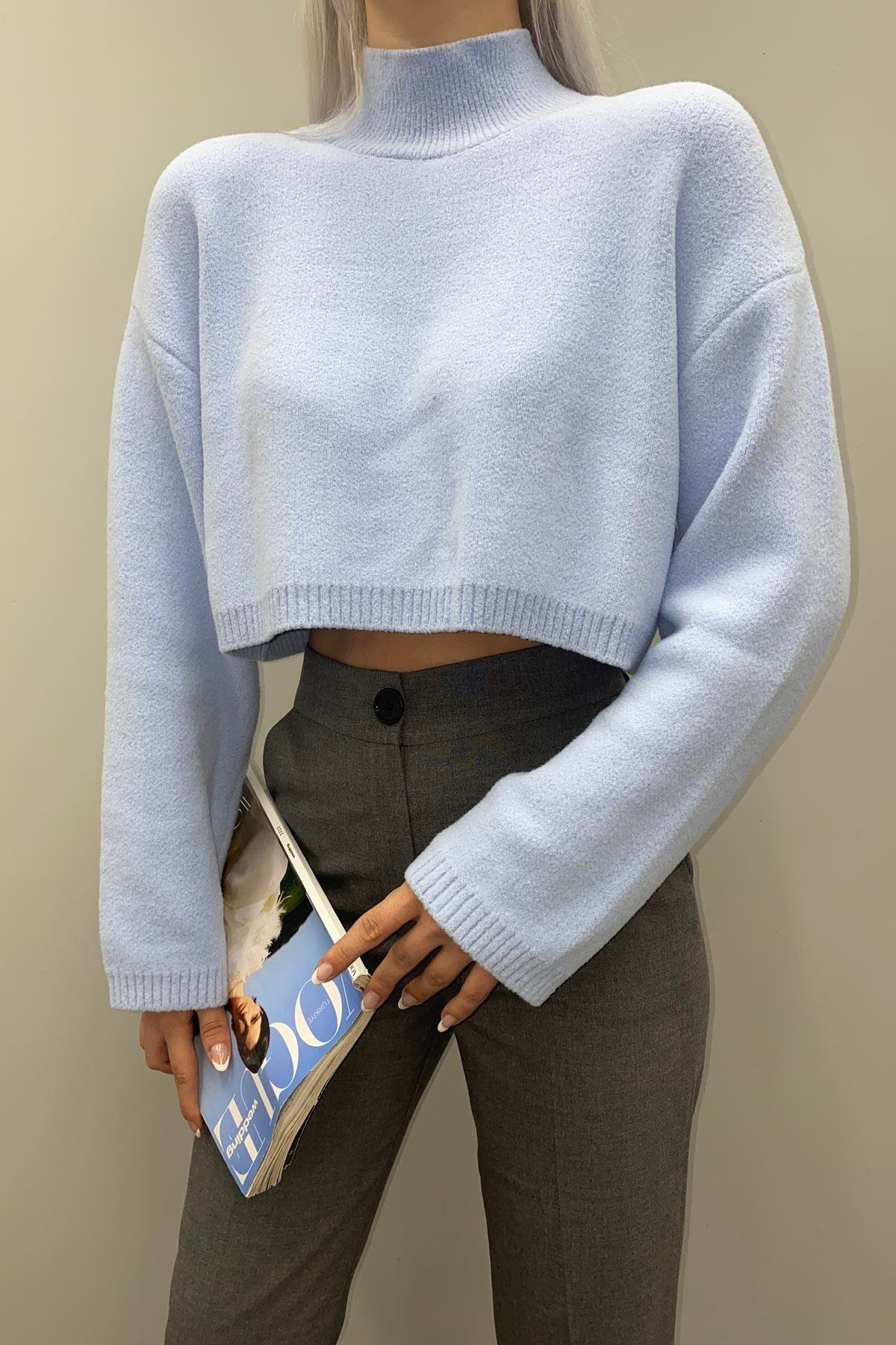 DİK YAKA YUMOŞ DOKULU CROP KAZAK
