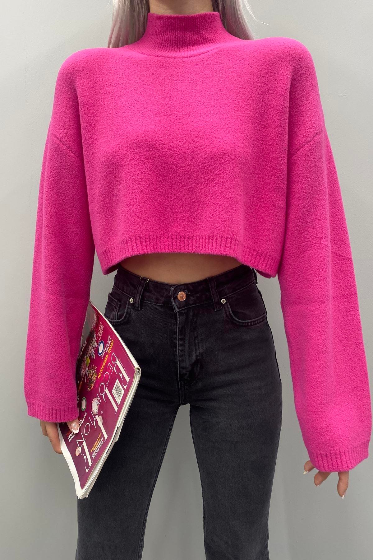 DİK YAKA YUMOŞ DOKULU CROP KAZAK