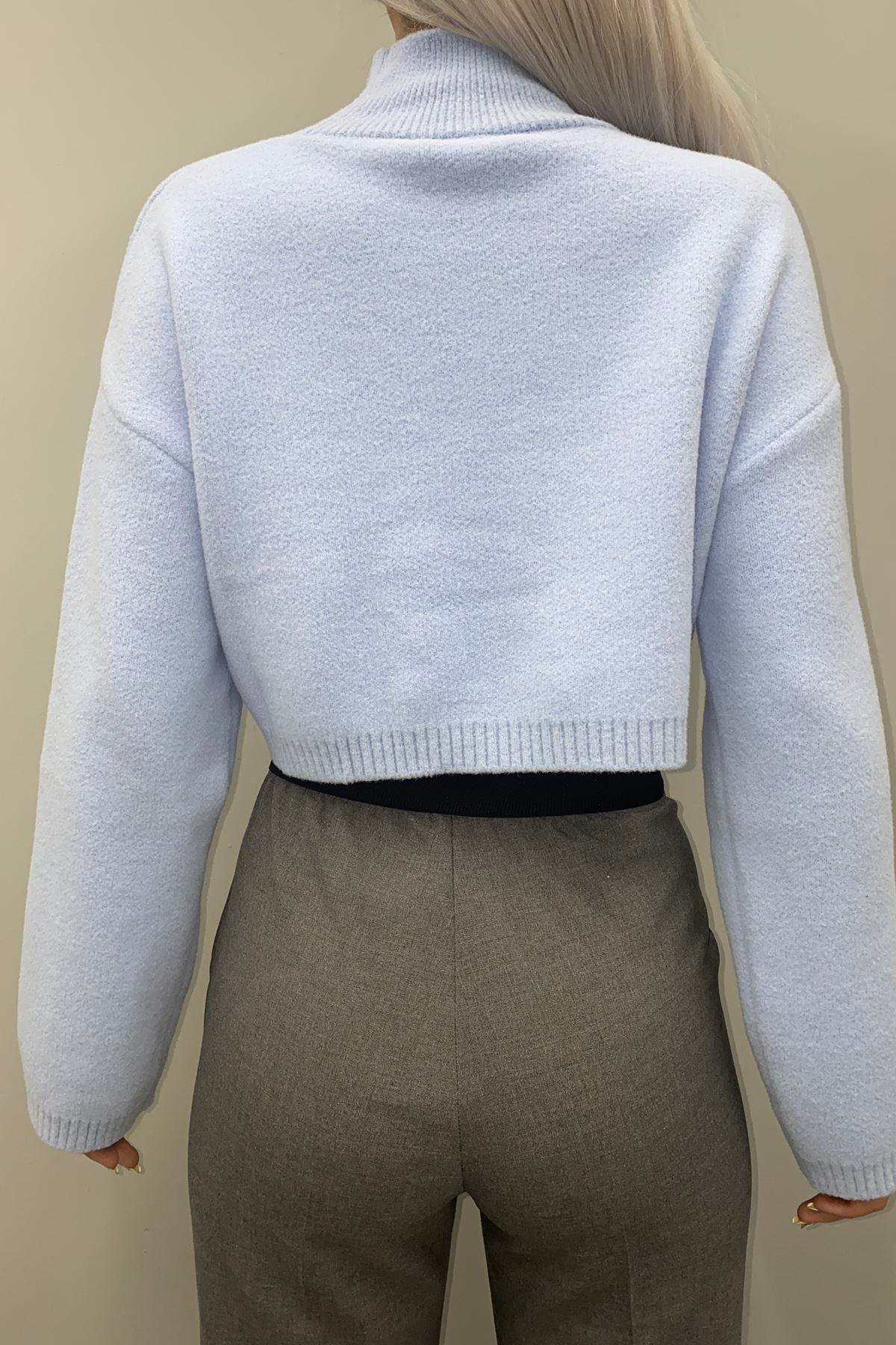DİK YAKA YUMOŞ DOKULU CROP KAZAK