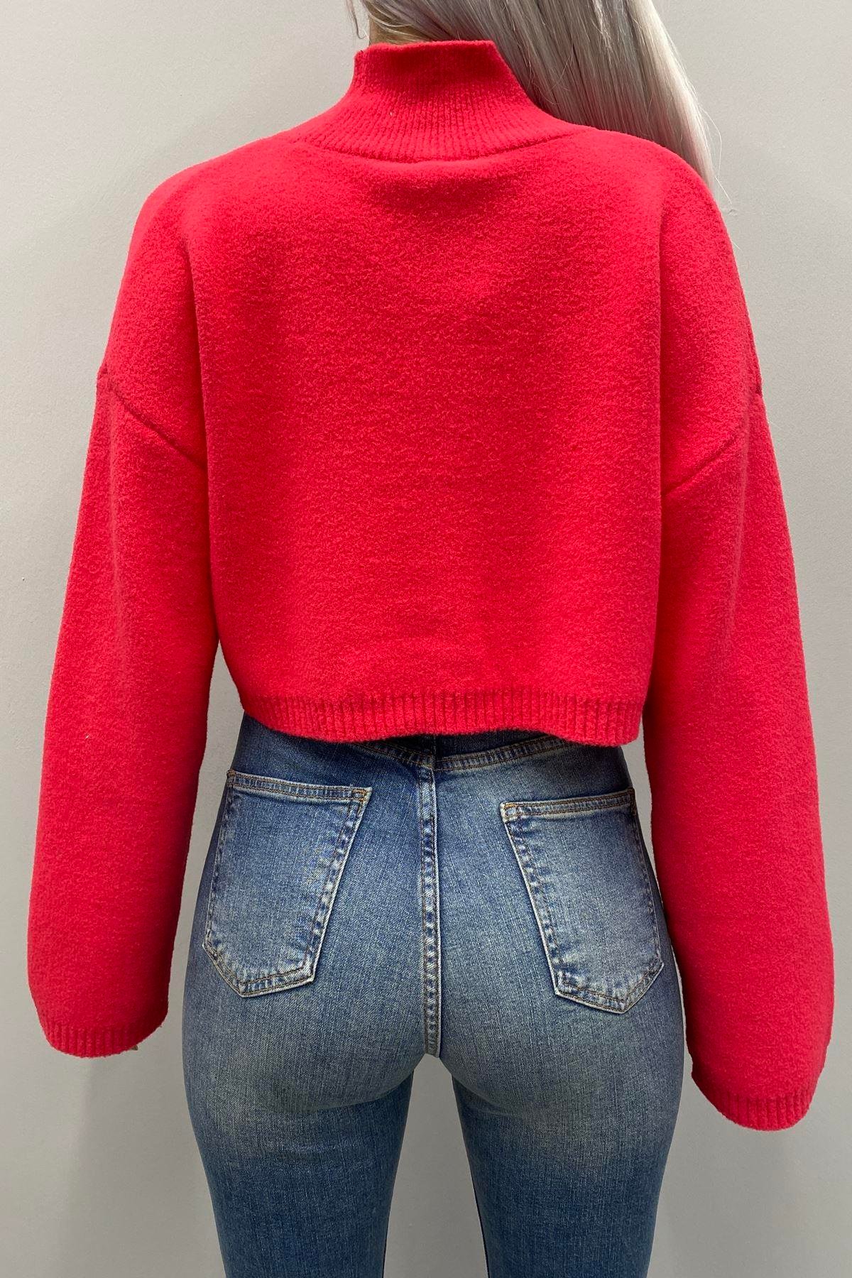 DİK YAKA YUMOŞ DOKULU CROP KAZAK