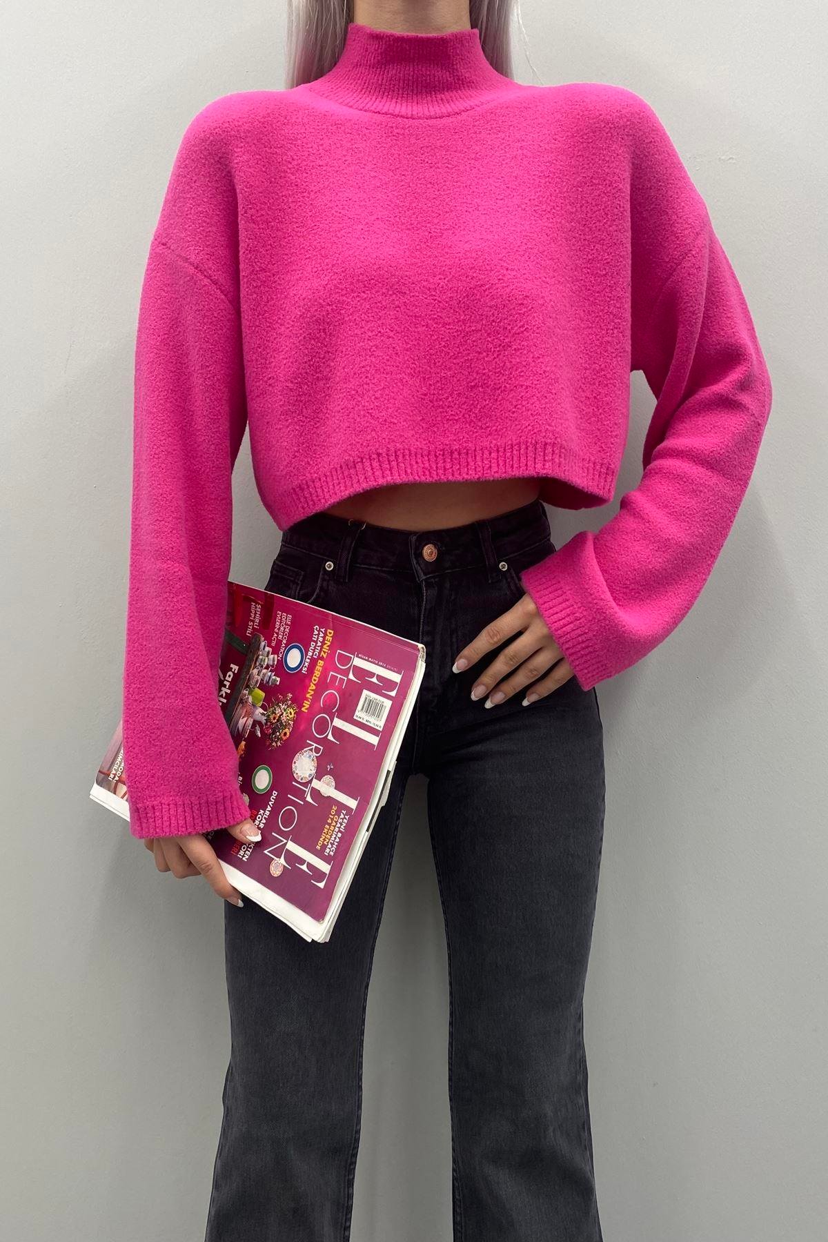 DİK YAKA YUMOŞ DOKULU CROP KAZAK