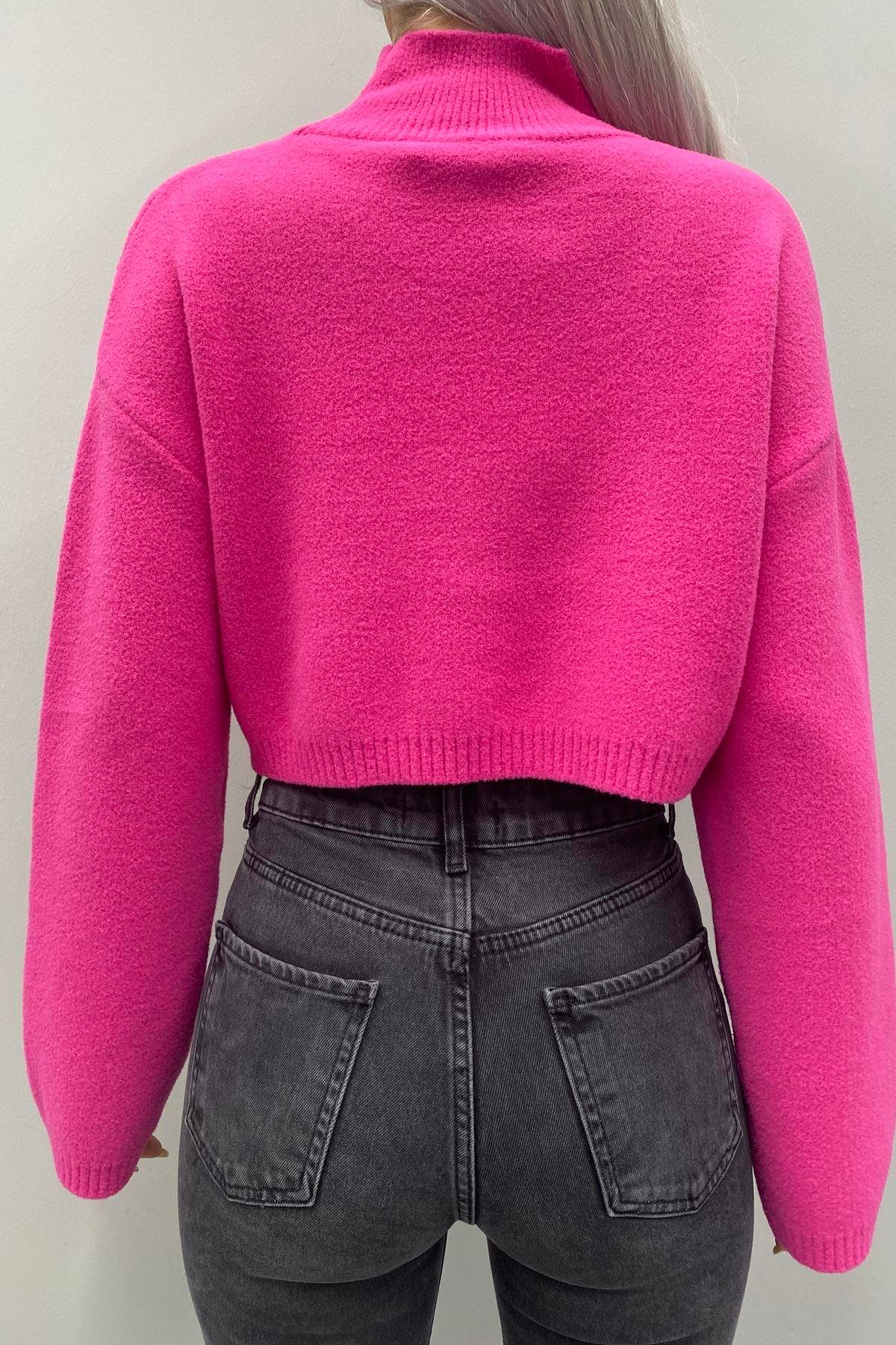 DİK YAKA YUMOŞ DOKULU CROP KAZAK