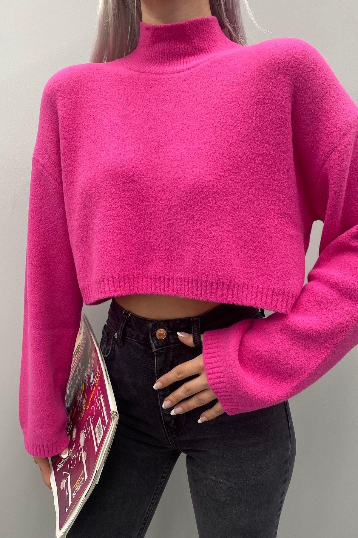 DİK YAKA YUMOŞ DOKULU CROP KAZAK