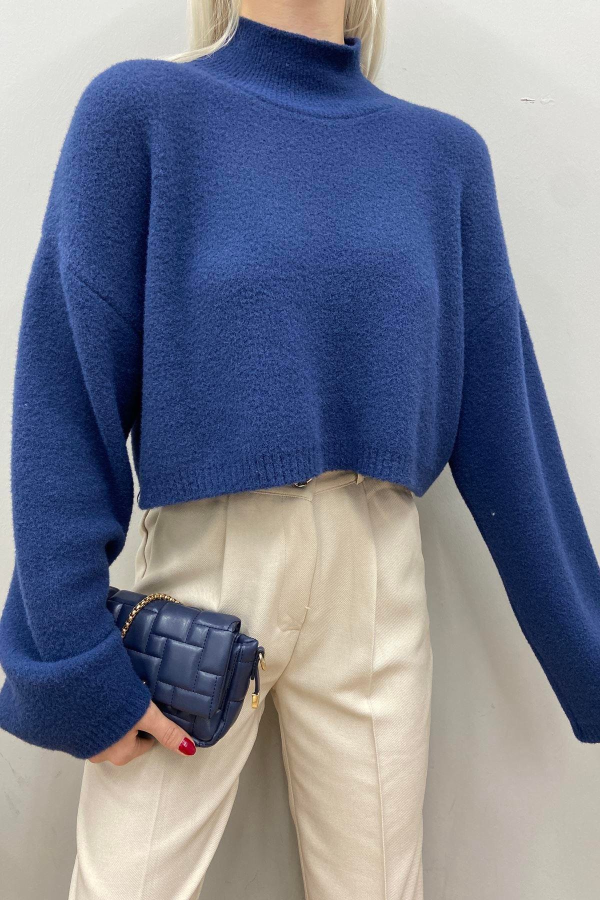 DİK YAKA YUMOŞ DOKULU CROP KAZAK