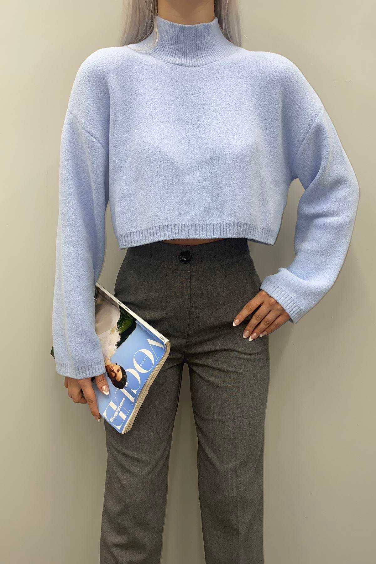 DİK YAKA YUMOŞ DOKULU CROP KAZAK