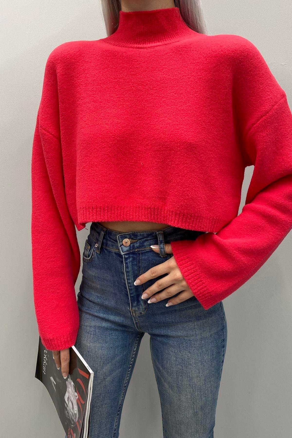 DİK YAKA YUMOŞ DOKULU CROP KAZAK