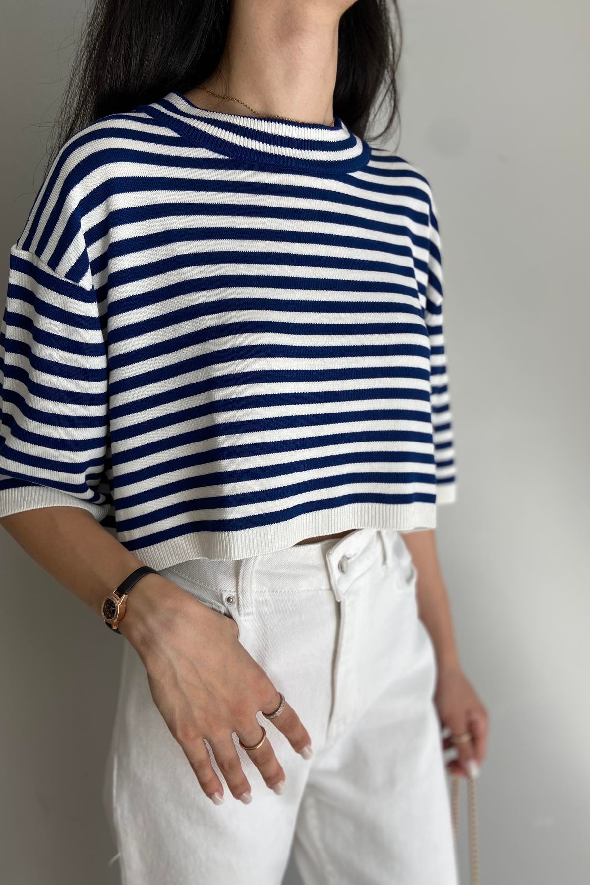 OVERSİZE ÇİZGİ DETAY CROP TRIKO