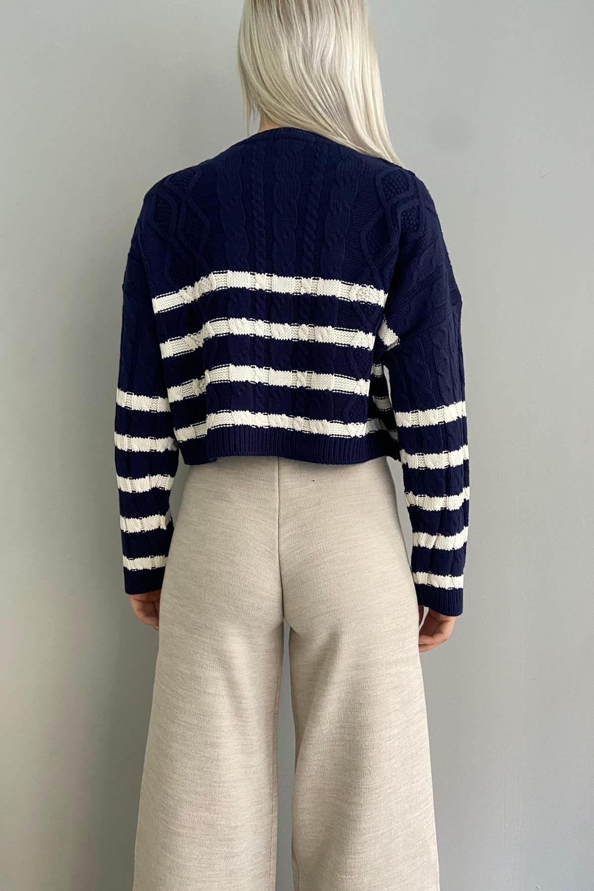 SAÇ ÖRGÜ ÇİZGİLİ CROP TRIKO KAZAK
