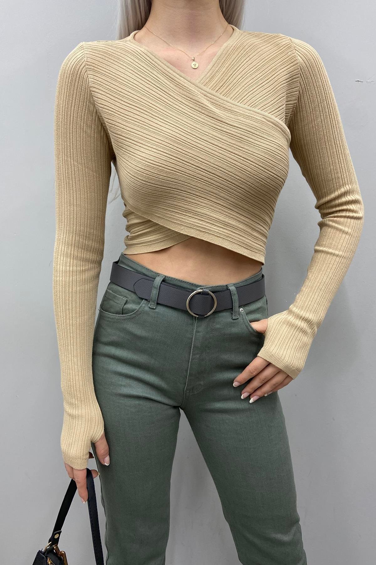 V YAKA ÖNÜ VEREV CROP KAZAK