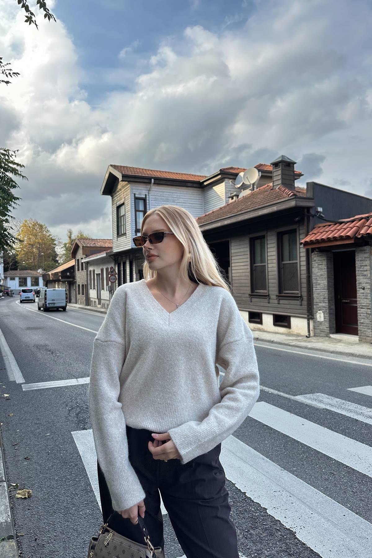 V YAKA YUMUŞAK DOKULU TRIKO KAZAK