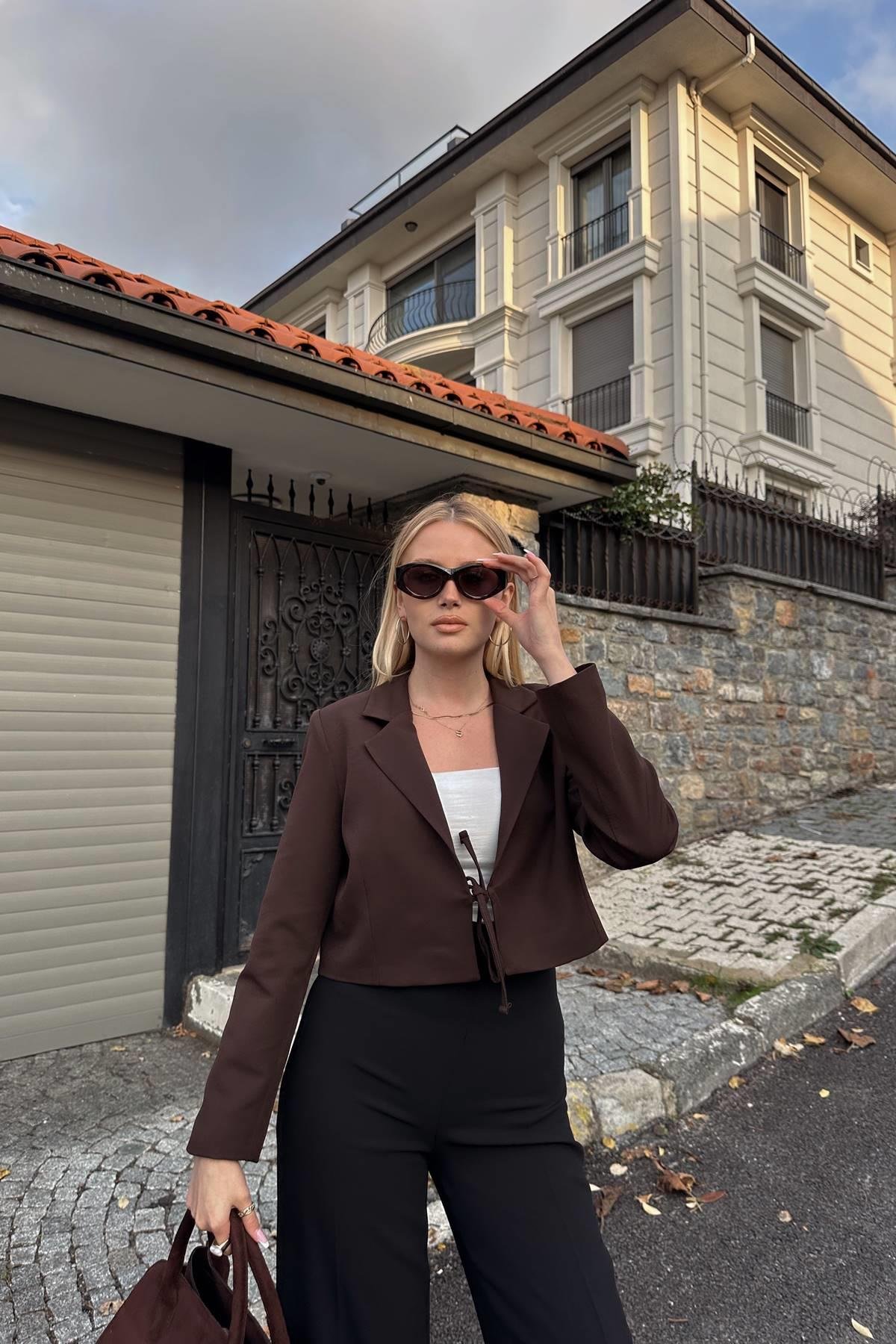 ÖN BAĞLAMA DETAY KISA CEKET