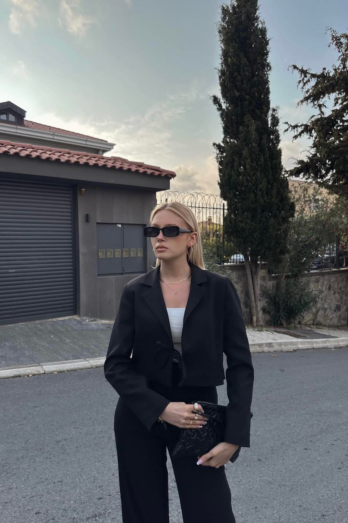 ÖN BAĞLAMA DETAY KISA CEKET