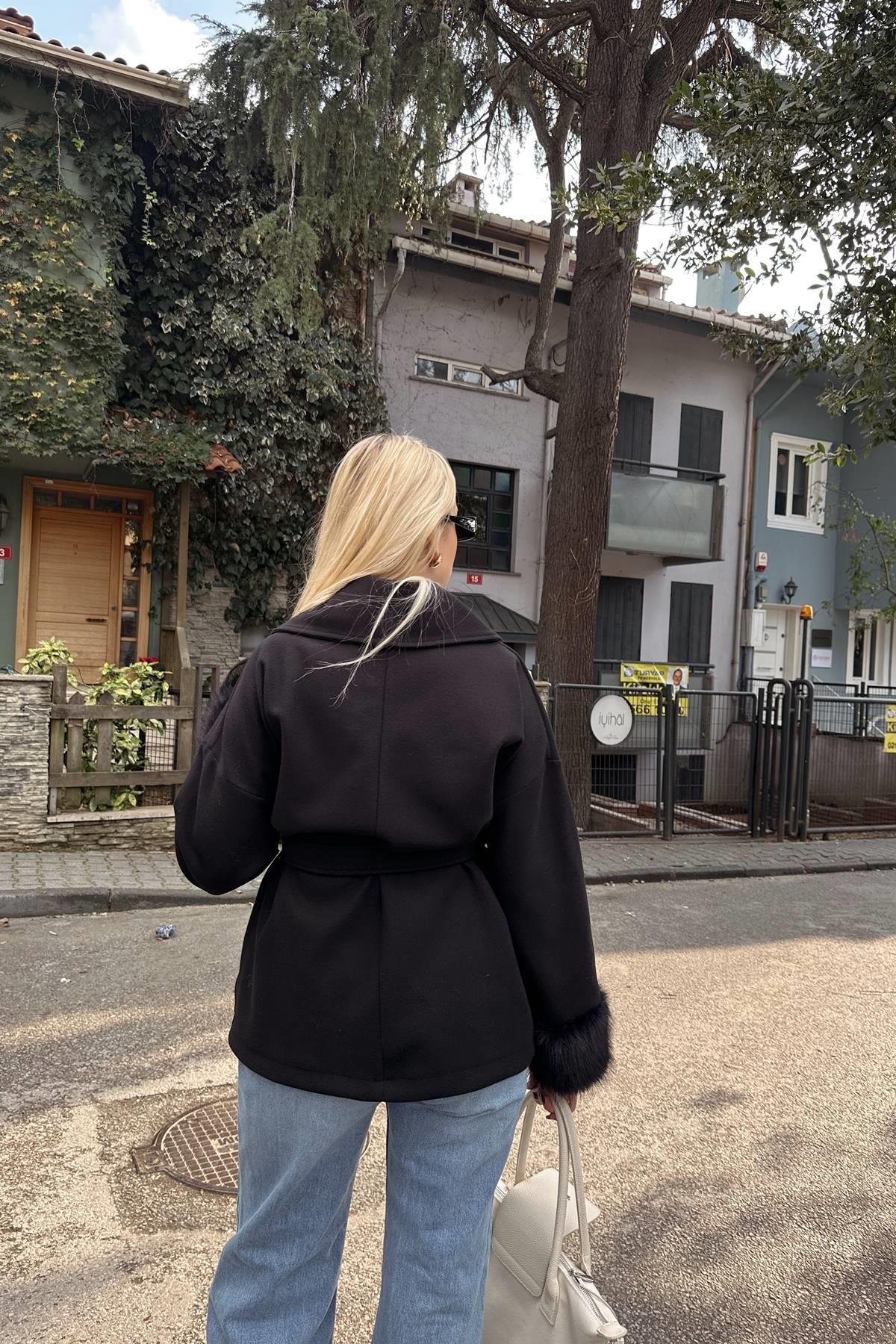 ŞAL YAKA KOL UCU KÜRK DETAYLI KAŞE CEKET