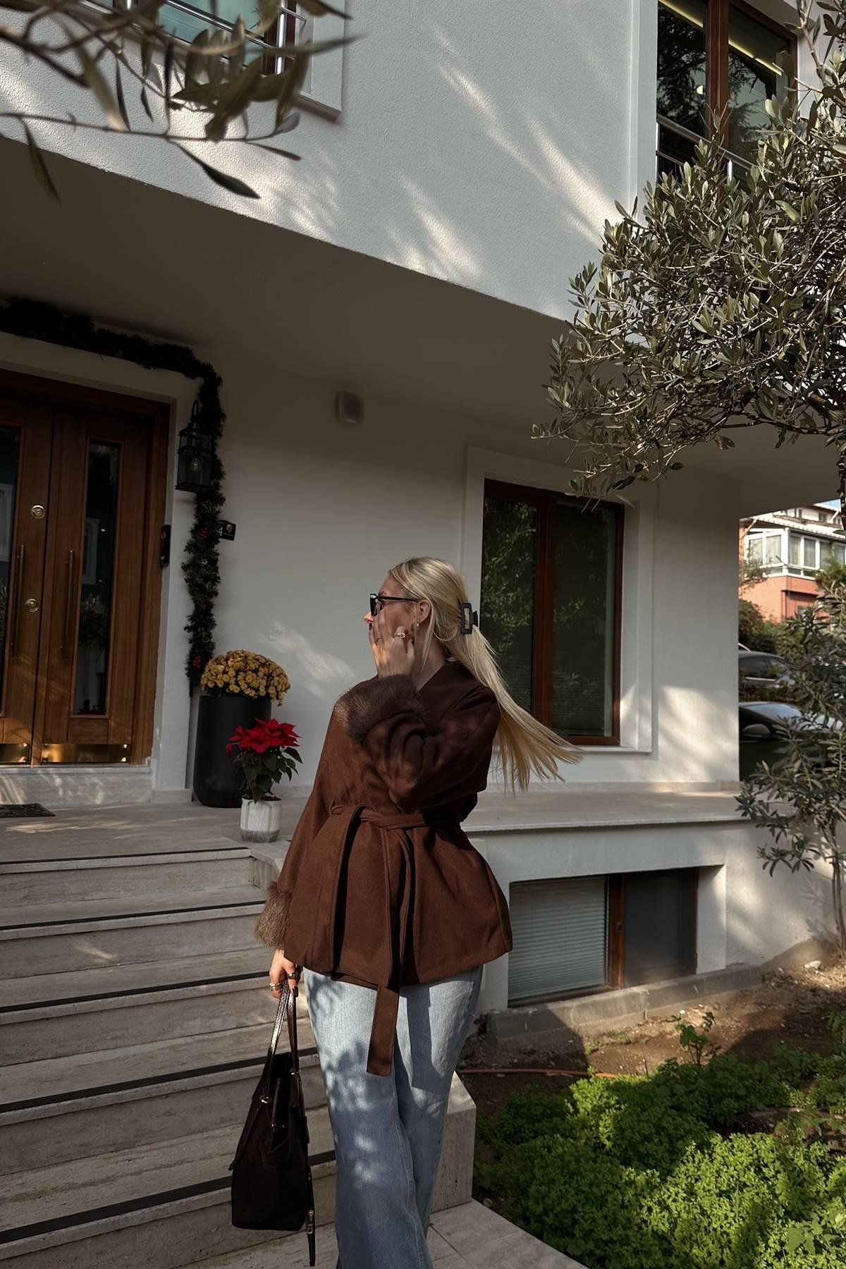 ŞAL YAKA KOL UCU KÜRK DETAYLI KAŞE CEKET